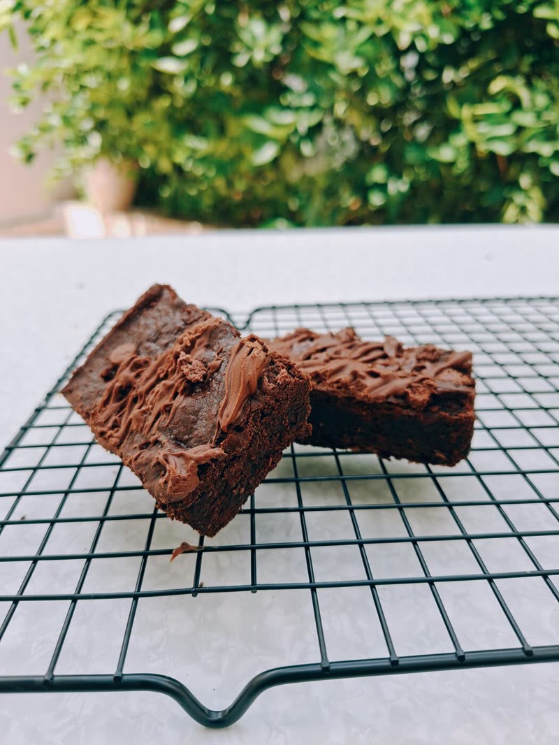 Brownies recém-assados esfriando na grade da nossa bancada